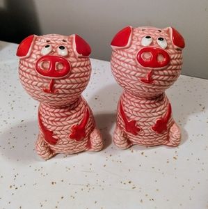 Pig salt and pepper shakers. Good used condition.
